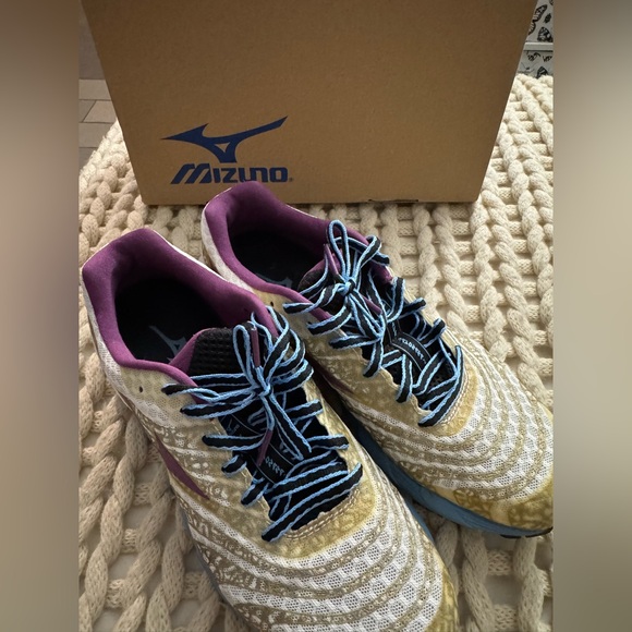 Mizuno running shoe - 9.5 Women’s - Picture 1 of 9